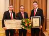 Dr. Steffen Enke von der VTQ Videotronik GmbH nahm von Sparkassenvorstand  Alexander Meßmer und Sozialdezernent André Wähnelt den Inklusionspreis entgegen.