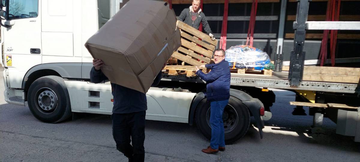 In Pajeczno werden Sachspenden aus dem LKW ausgeladen.