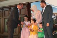 Landrat Hartmut Handschak überreicht Geschenke an die Kinder