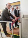 Herr Dr. Fox, Frau Jeschick und Landrat Handschak eröffnen den Lift im Neuendorfer Sport- und Freizeitzentrum